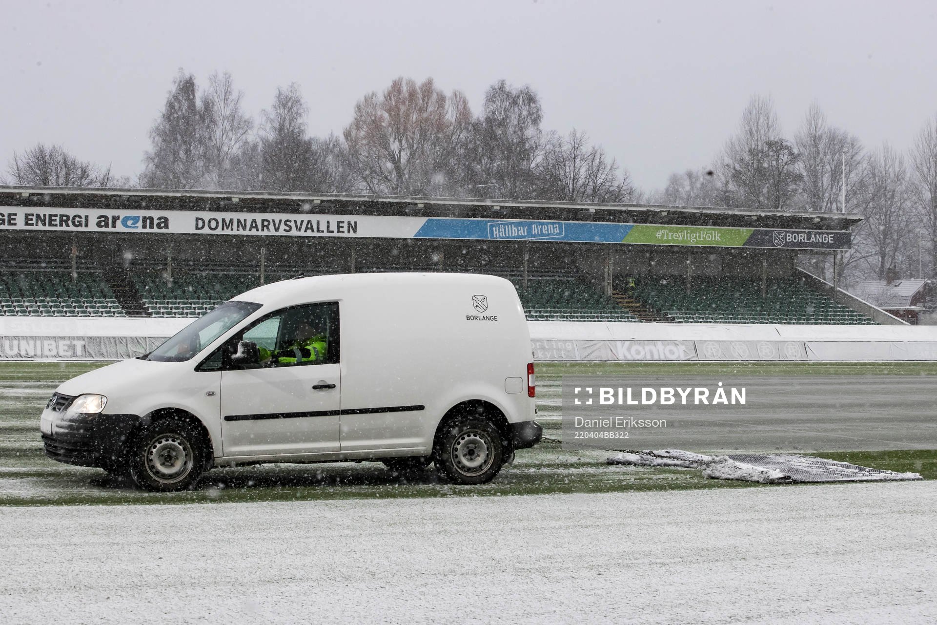 Plogning av planen innan fotbollsmatchen i Superettan