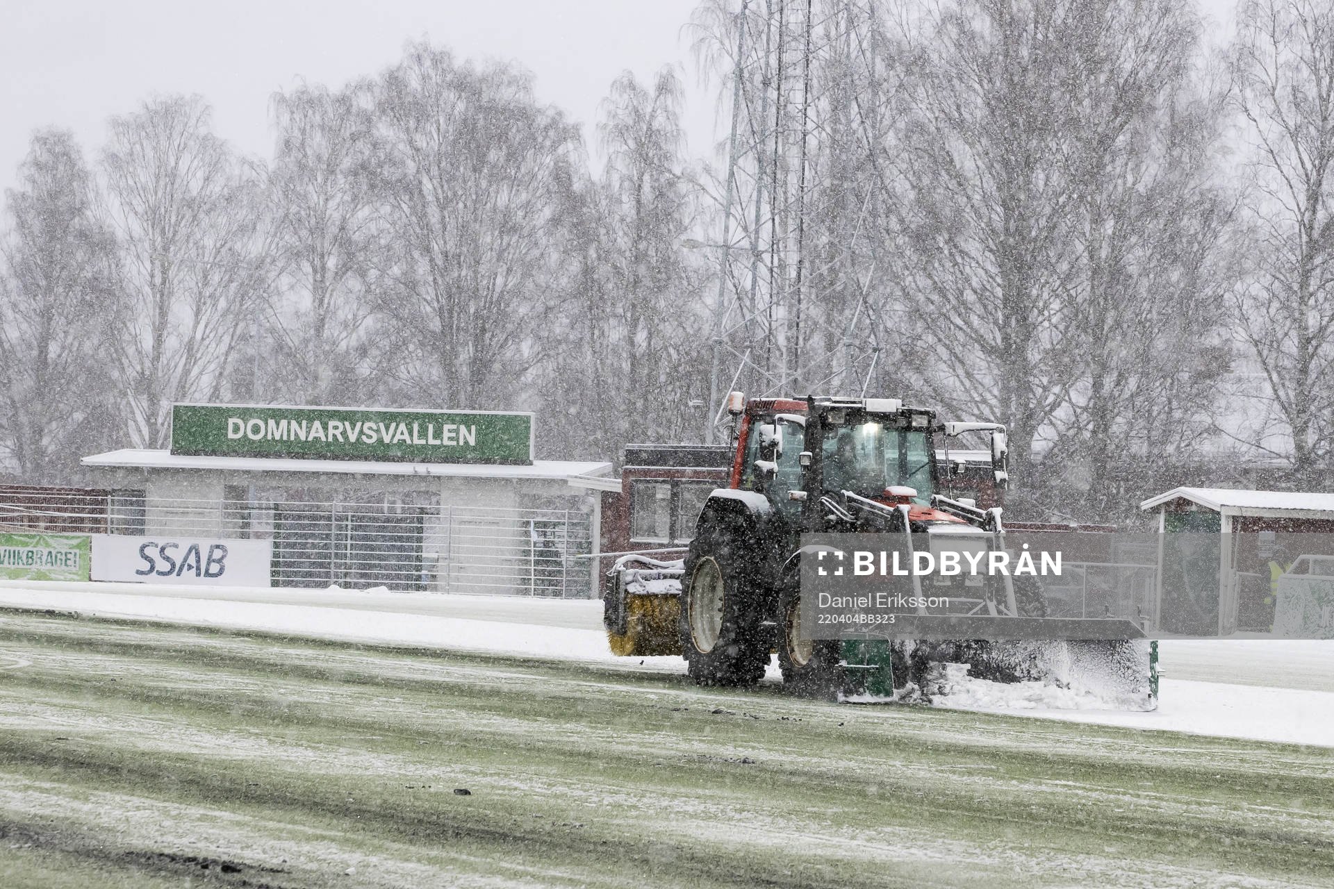 Plogning av planen innan fotbollsmatchen i Superettan