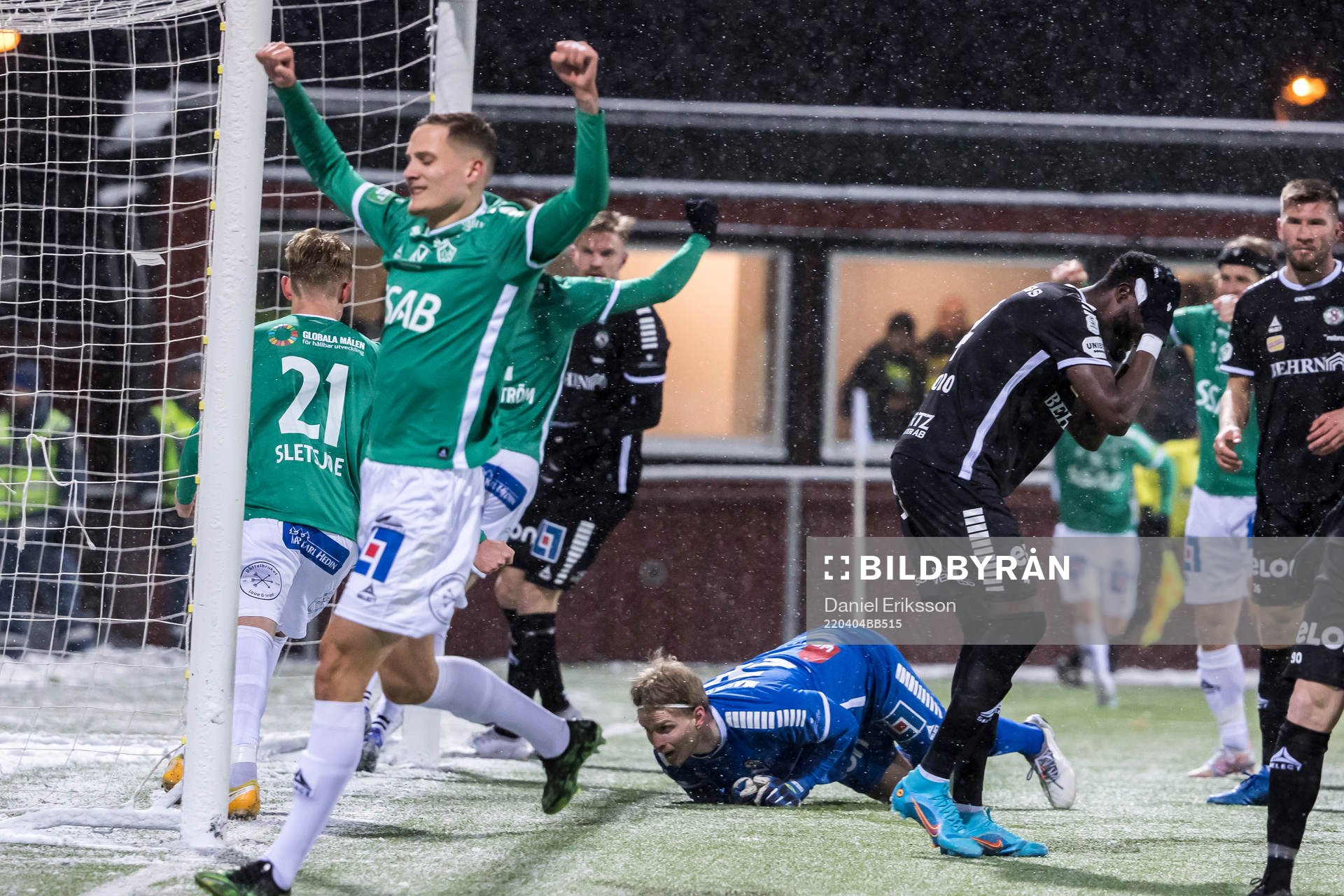 Örebros William Eskelinen och Nasiru Moro deppar