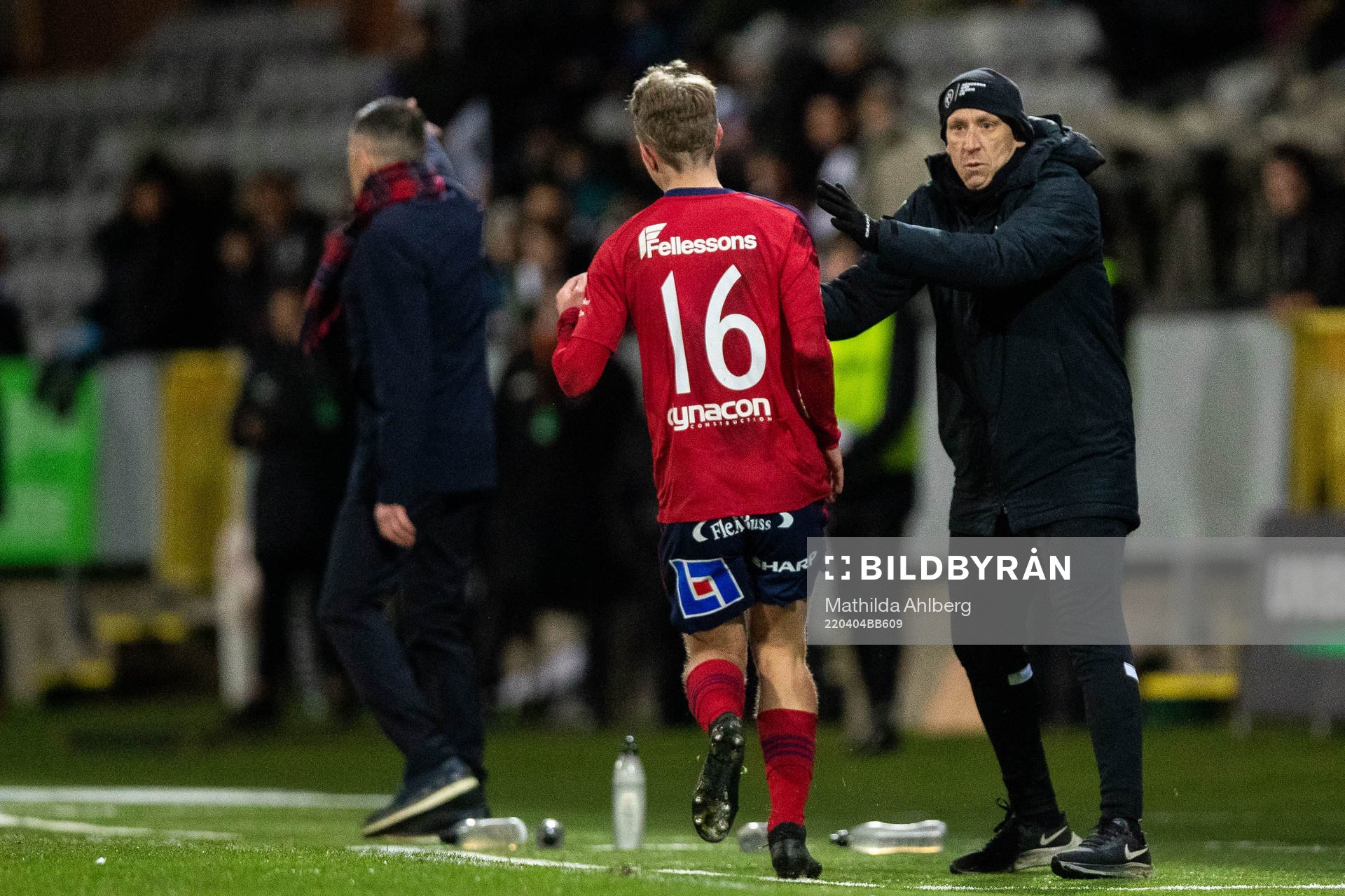Östers Isak Magnusson och Landskronas tränare Billy