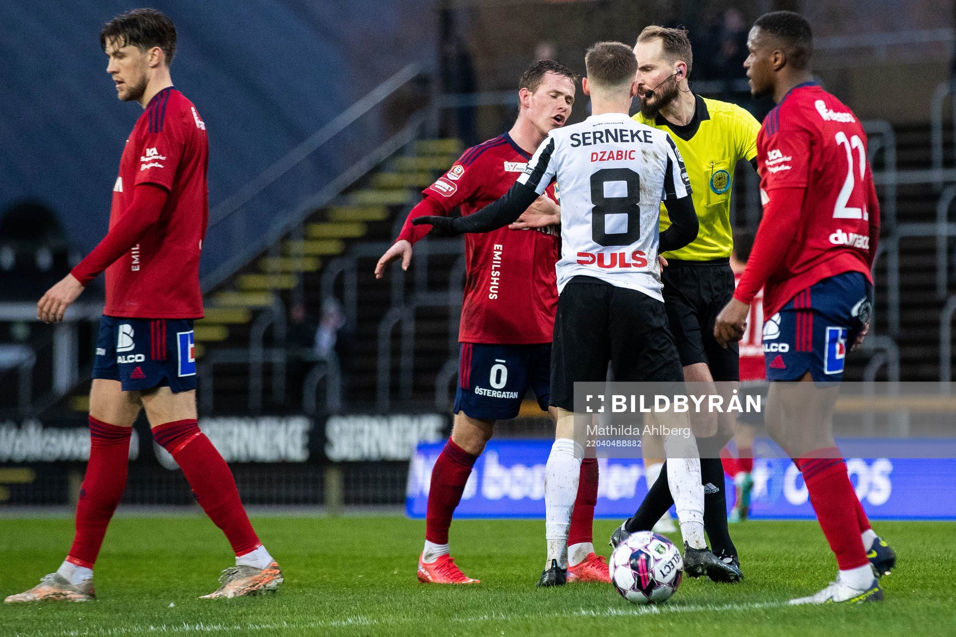 Östers Alex Thor Hauksson och Landskronas Robin Dzabic i
