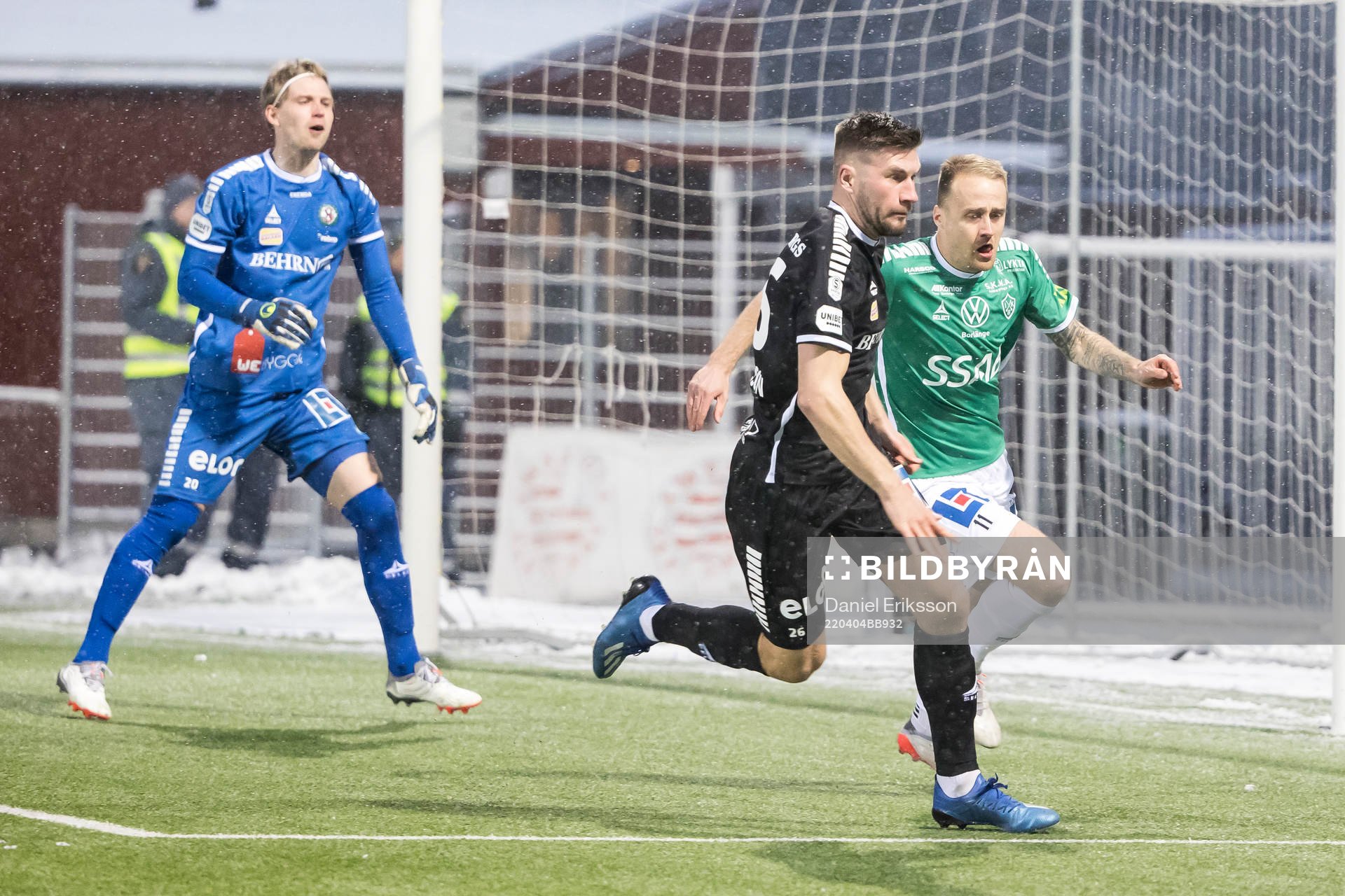 Örebros Axel Oskar Andersson och Brages Anton Lundin under fotbollsmatchen i Superettan mellan Brage och Örebro den 4 april 2022 i Borlänge. 