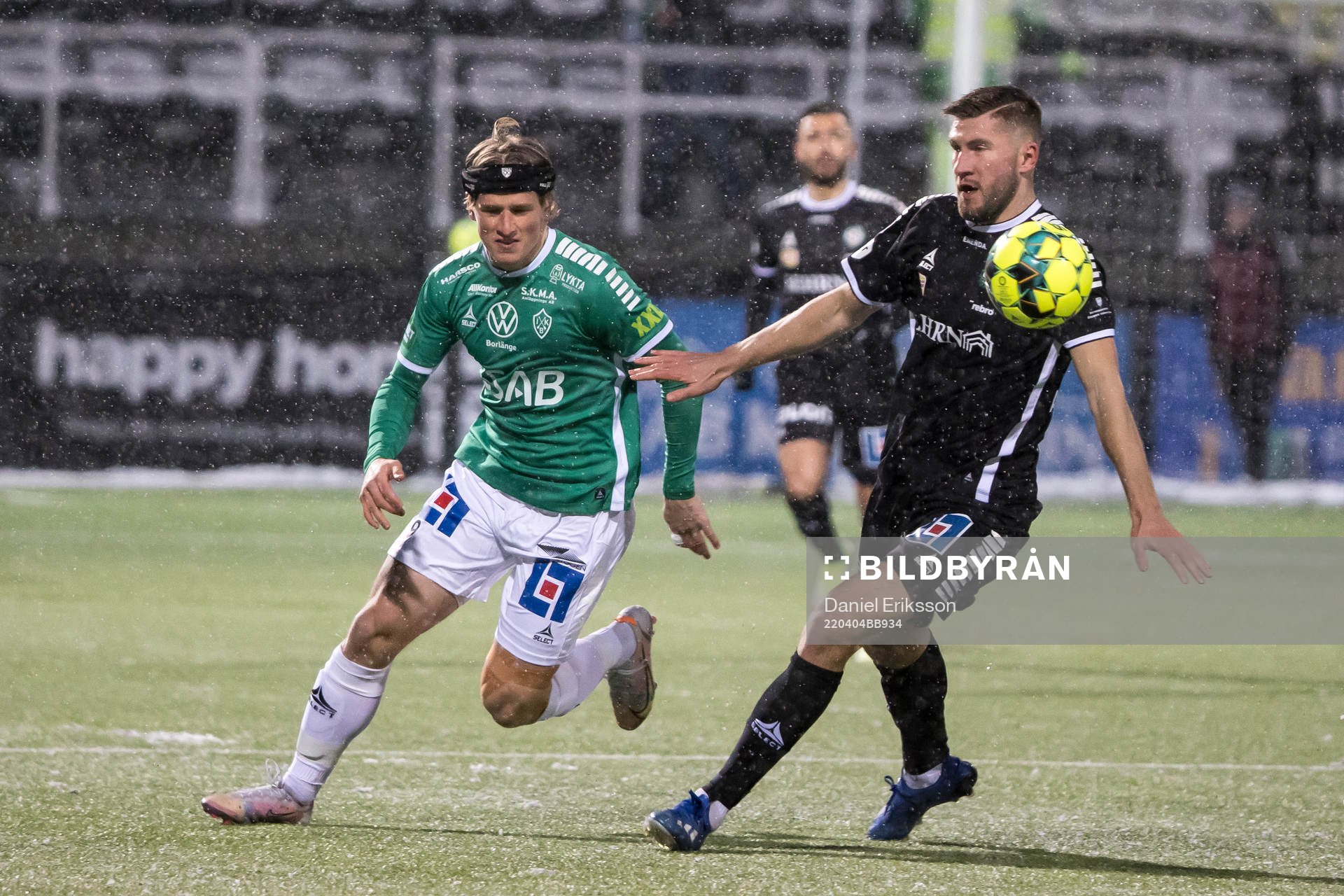 Brages Douglas Karlberg och Örebros Axel Oskar Andersson under fotbollsmatchen i Superettan mellan Brage och Örebro den 4 april 2022 i Borlänge. 