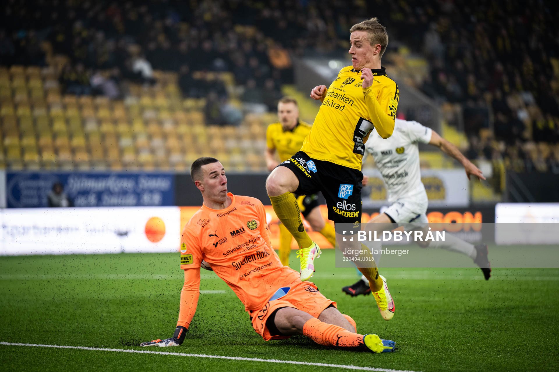 Mjällbys målvakt Samuel Brolin och Elfsborgs Jeppe