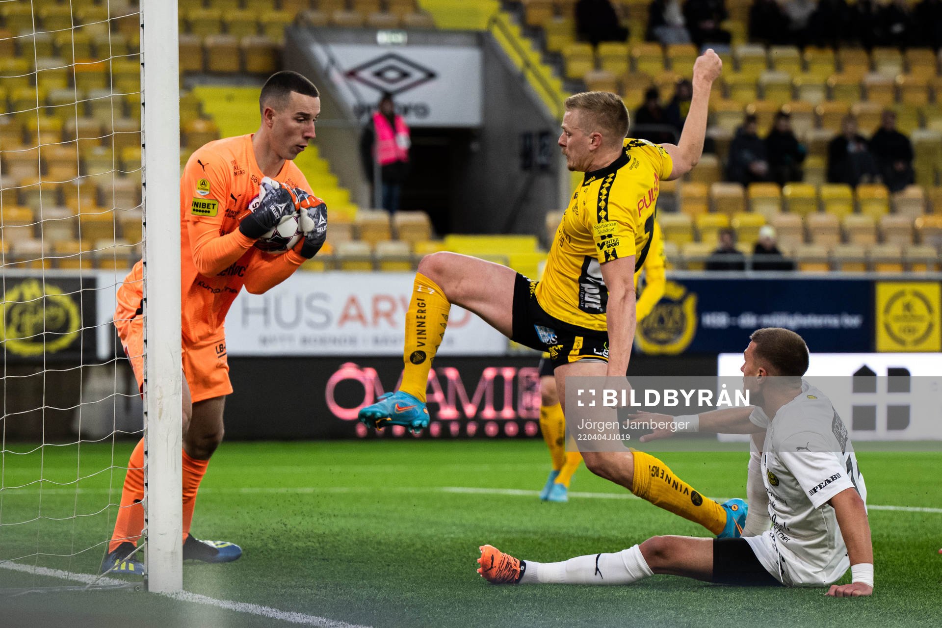 Mjällbys målvakt Samuel Brolin och Elfsborgs Per Frick