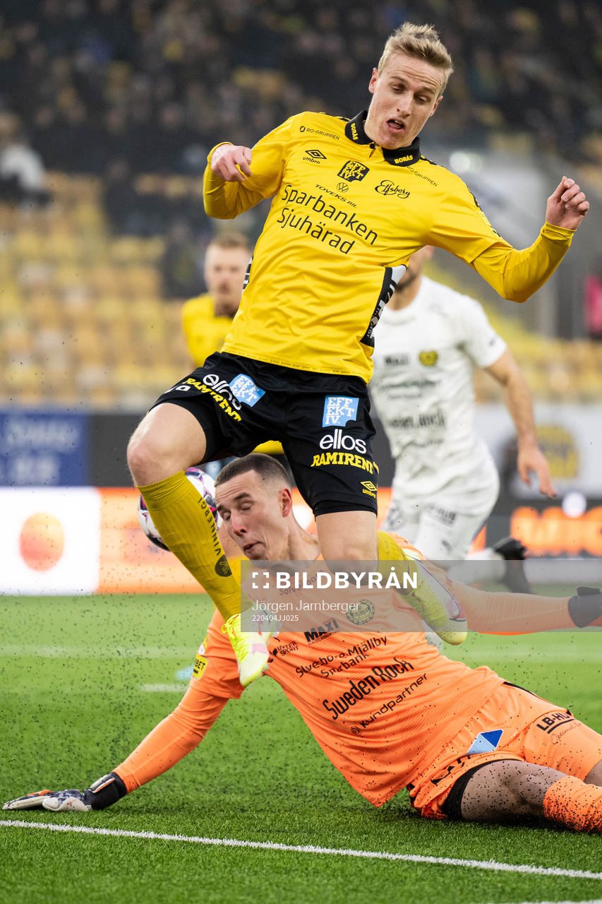 Elfsborgs Jeppe Møldrup Okkels och Mjällbys målvakt