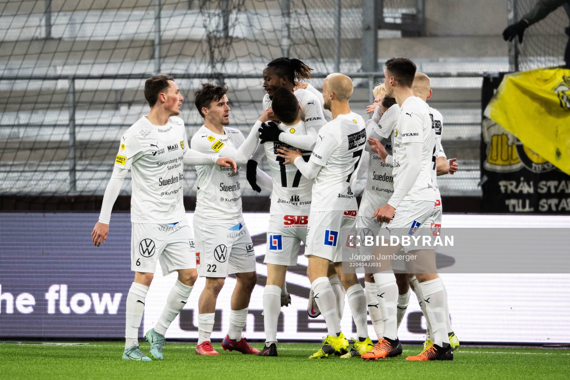 Mjällbys Mamudu Moro jublar med lagkamrater