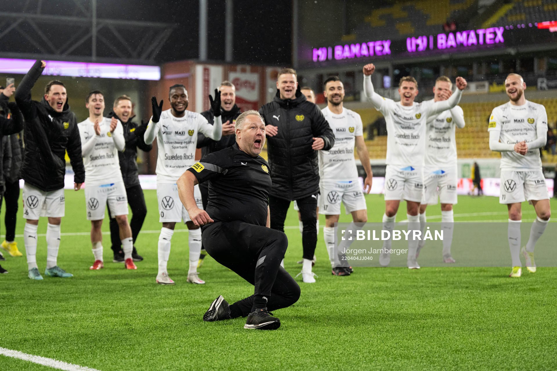 Mjällbys assisterande tränare Patrick Winqvist jublar efter fotbollsmatchen i Allsvenskan mellan Elfsborg och Mjällby den 4 april 2022 i Borås.