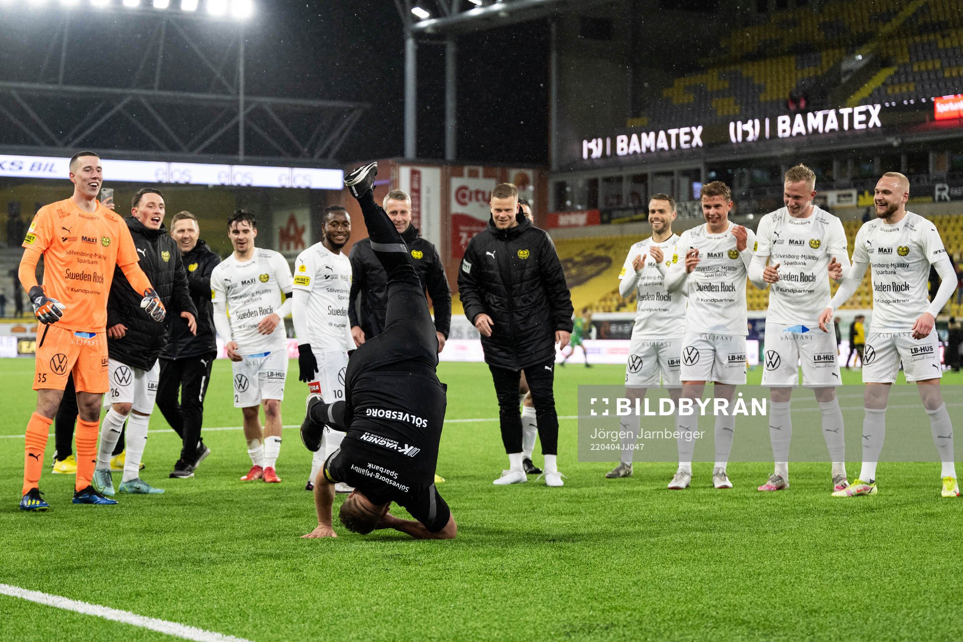 Mjällbys assisterande tränare Patrick Winqvist jublar efter fotbollsmatchen i Allsvenskan mellan Elfsborg och Mjällby den 4 april 2022 i Borås.