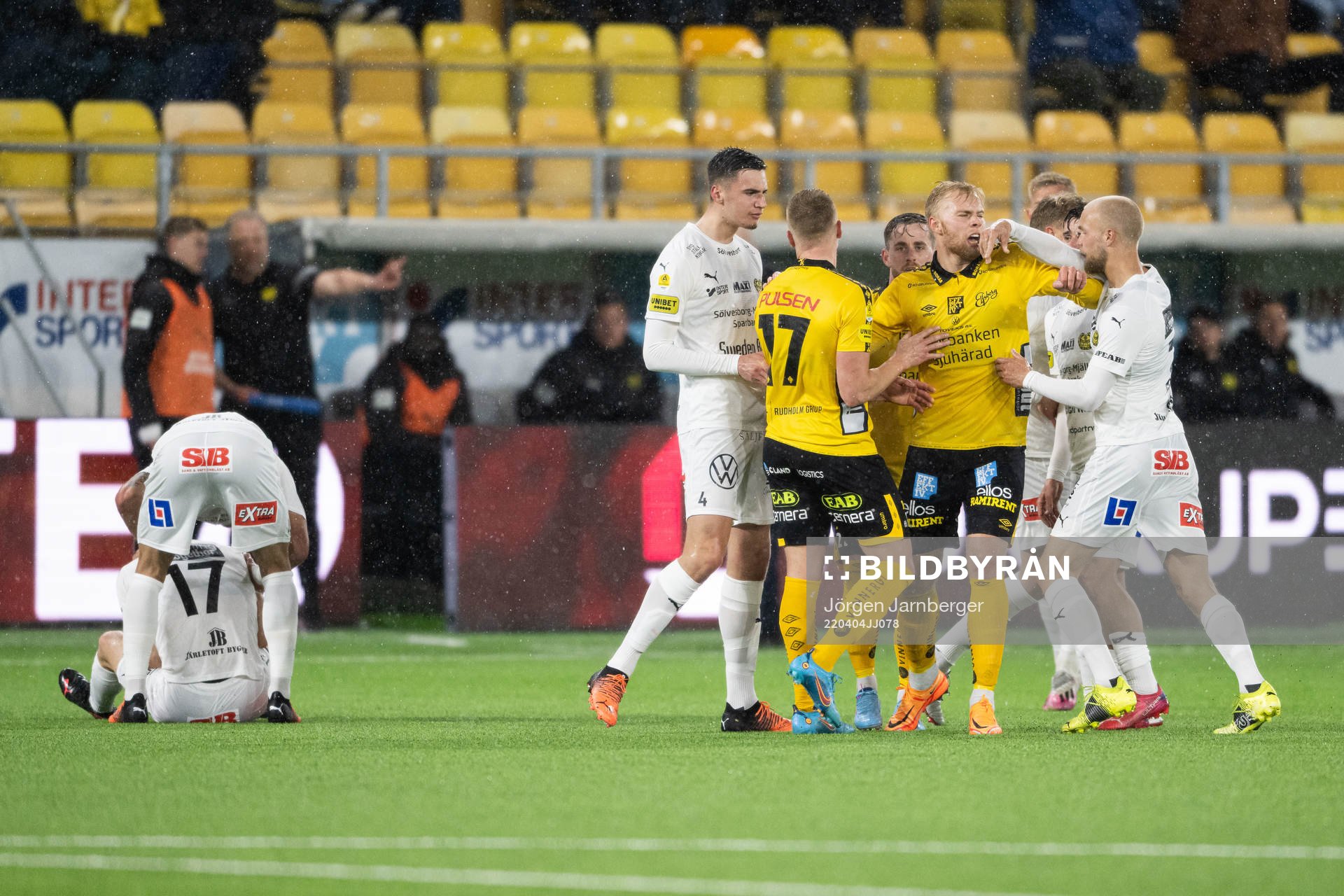 Irriterat mellan spelarna under fotbollsmatchen i Allsvenskan mellan Elfsborg och Mjällby den 4 april 2022 i Borås. 