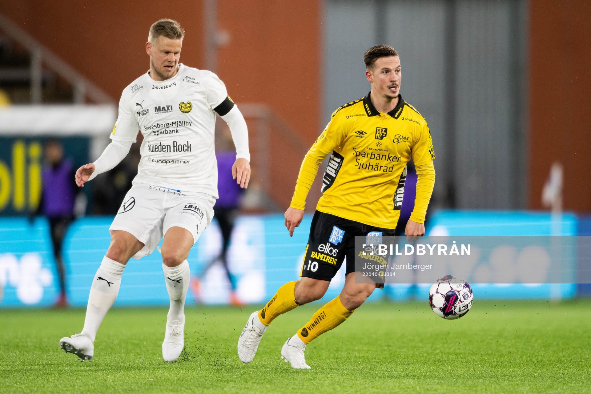 Mjällbys David Löfquist och Elfsborgs Simon Olsson under fotbollsmatchen i Allsvenskan mellan Elfsborg och Mjällby den 4 april 2022 i Borås.