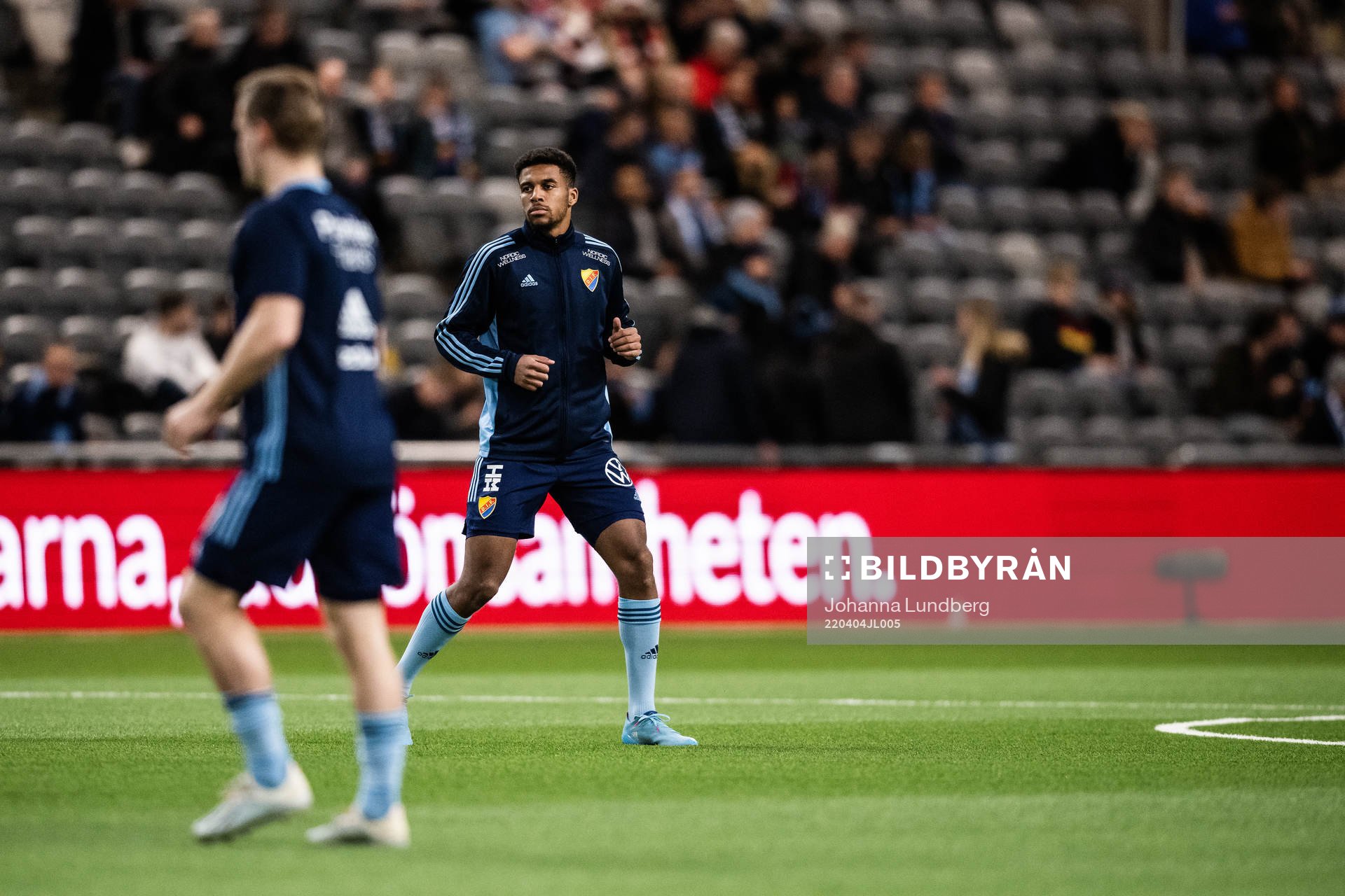 Djurgårdens Isak Hien värmer upp