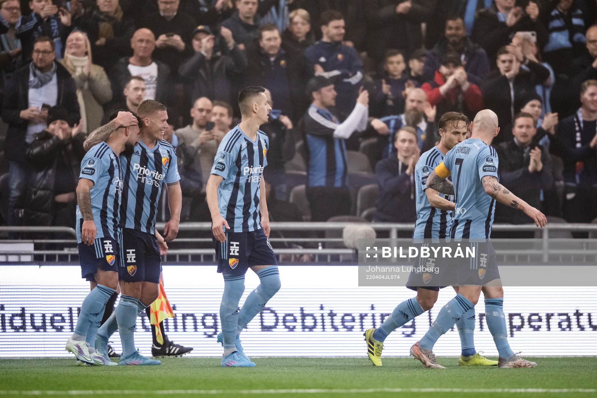 Djurgårdens Sead Haksabanovic och Victor Edvardsen jublar efter 1-0 under fotbollsmatchen i Allsvenskan mellan Djurgården och Degerfors den 4 april 2022 i Stockholm. 