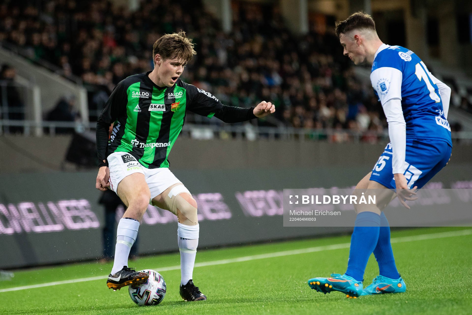 GAIS Axel Henriksson och Oddevolds Elliot Stroud under fotbollsmatchen i Ettan Södra mellan den GAIS och Oddevold 4 april 2022 i Göteborg. 