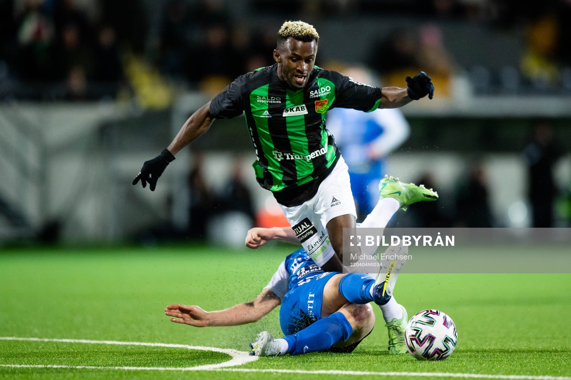 GAIS Rickard Emeka Friday fälls av Oddevolds Pontus Johansson som får rött kort under fotbollsmatchen i Ettan Södra mellan den GAIS och Oddevold 4 april 2022 i Göteborg.