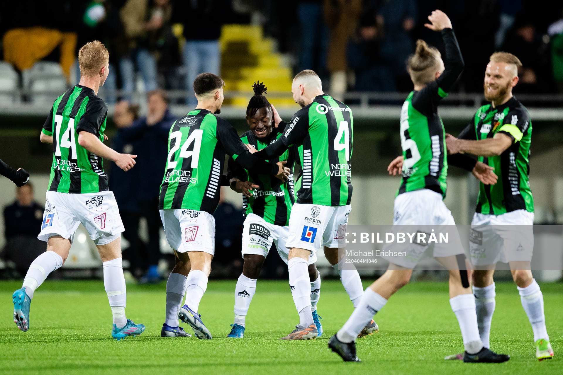 GAIS Michael Kargbo jublar med lagkamrater