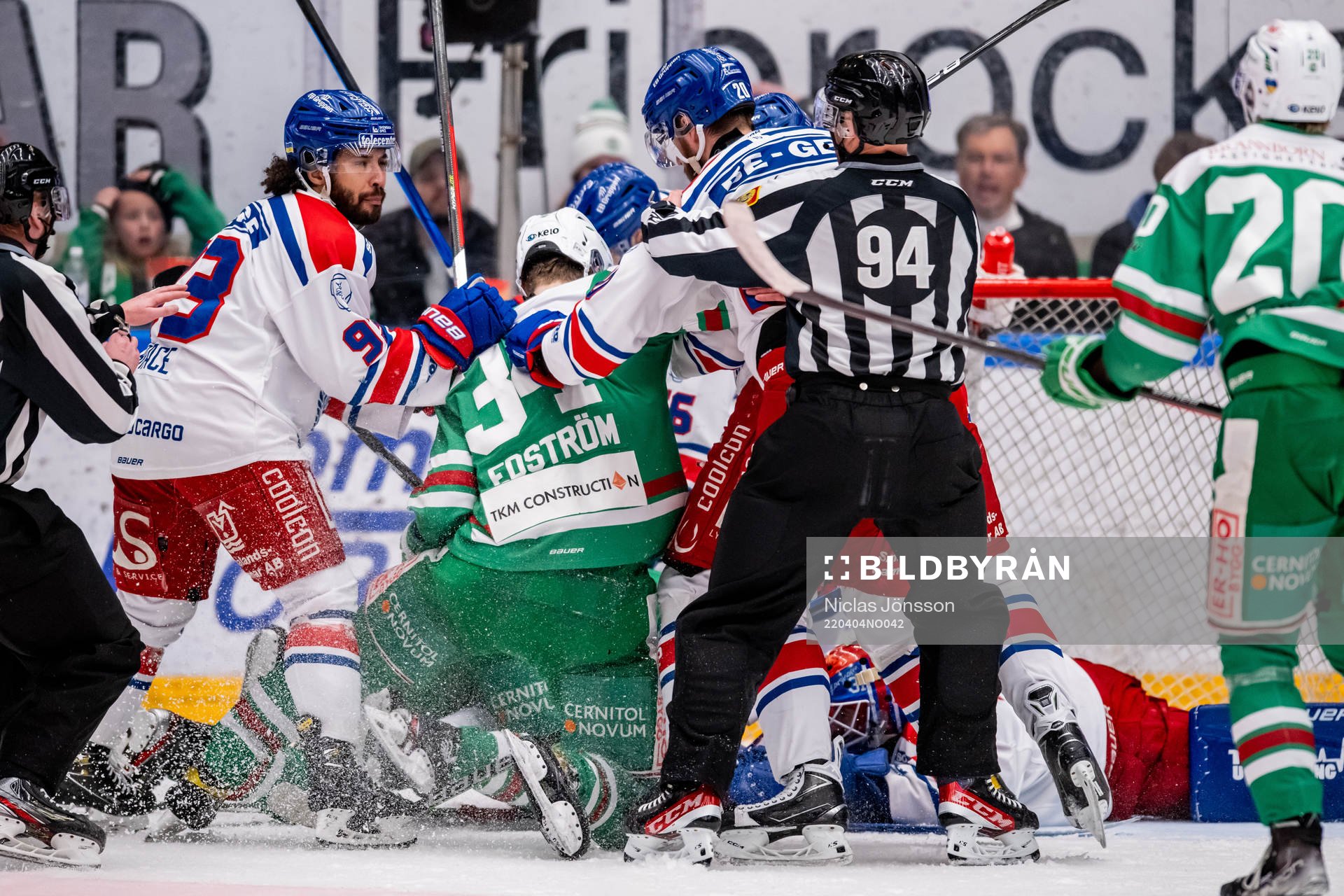 Rögles Adam Edström  och Oskarshamns Hynek Zohorna i kamp