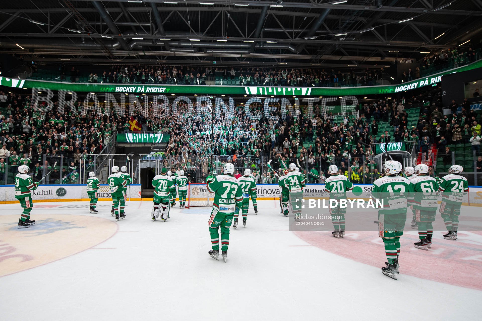 Rögles spelare jublar framför supportrar