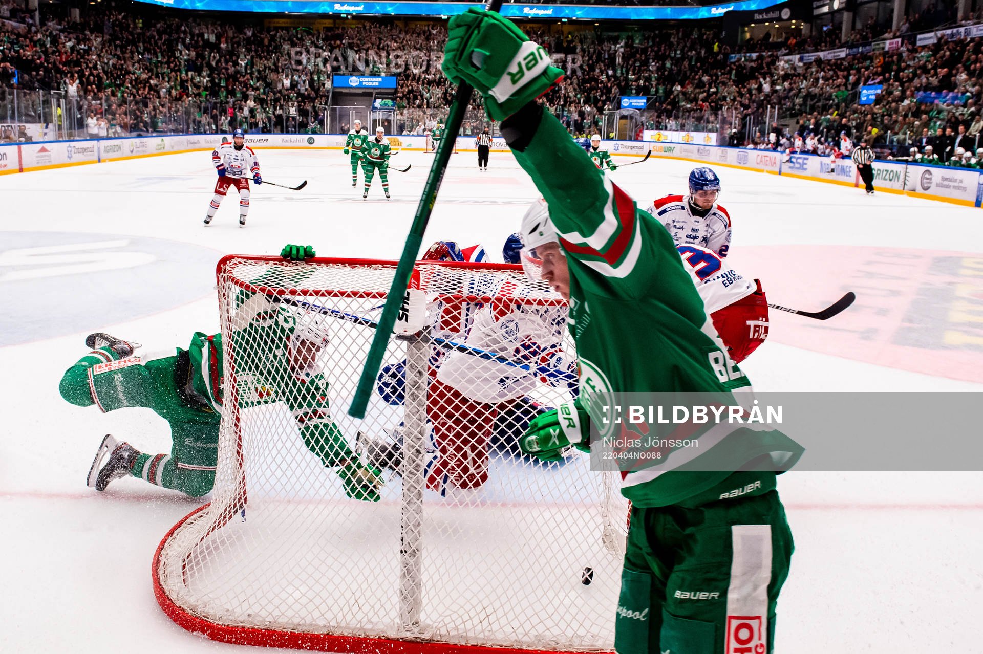 Rögles Anton Bengtsson  jublar