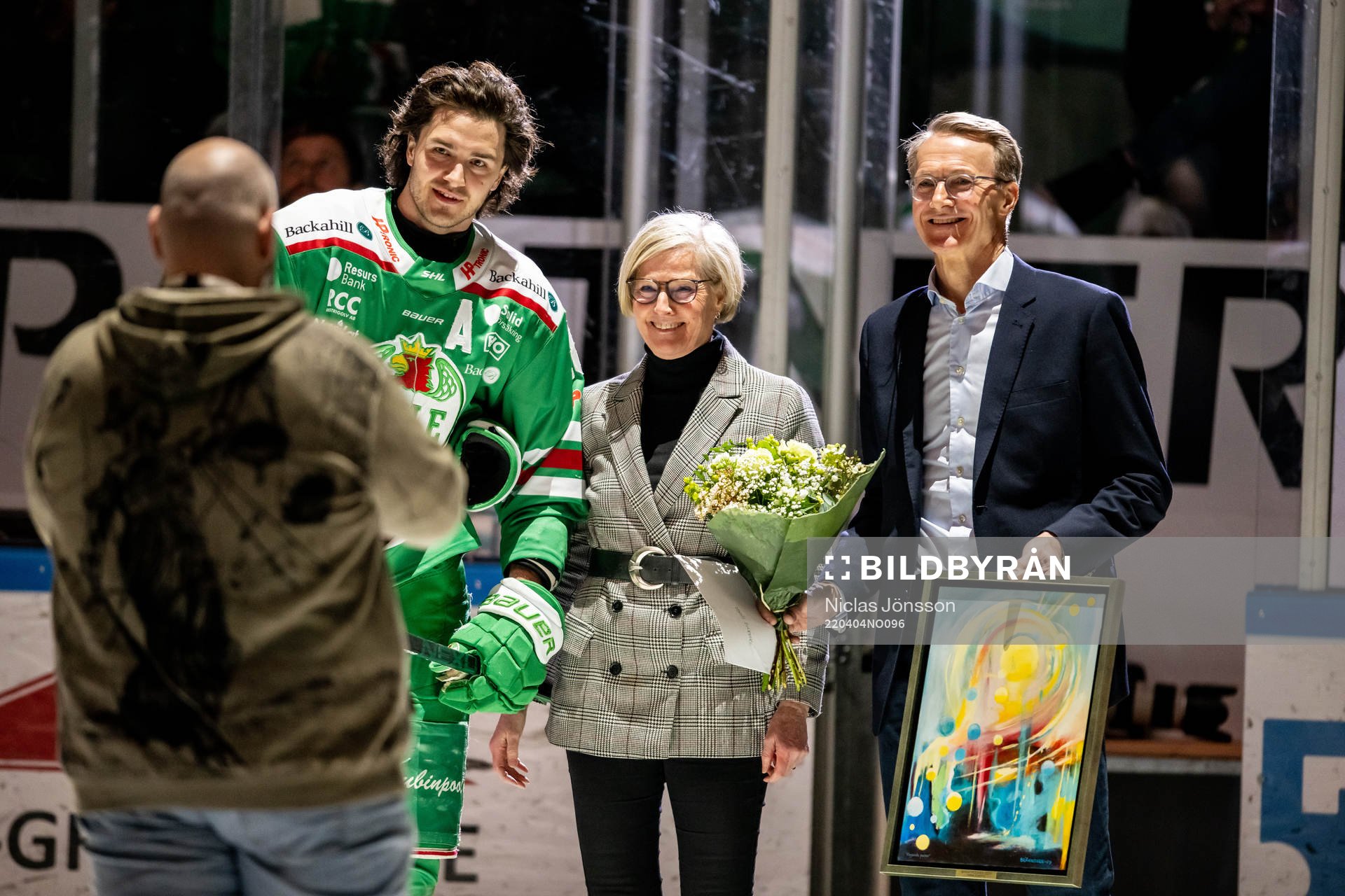 Rögles Dennis Everberg får granitpucken av Inga