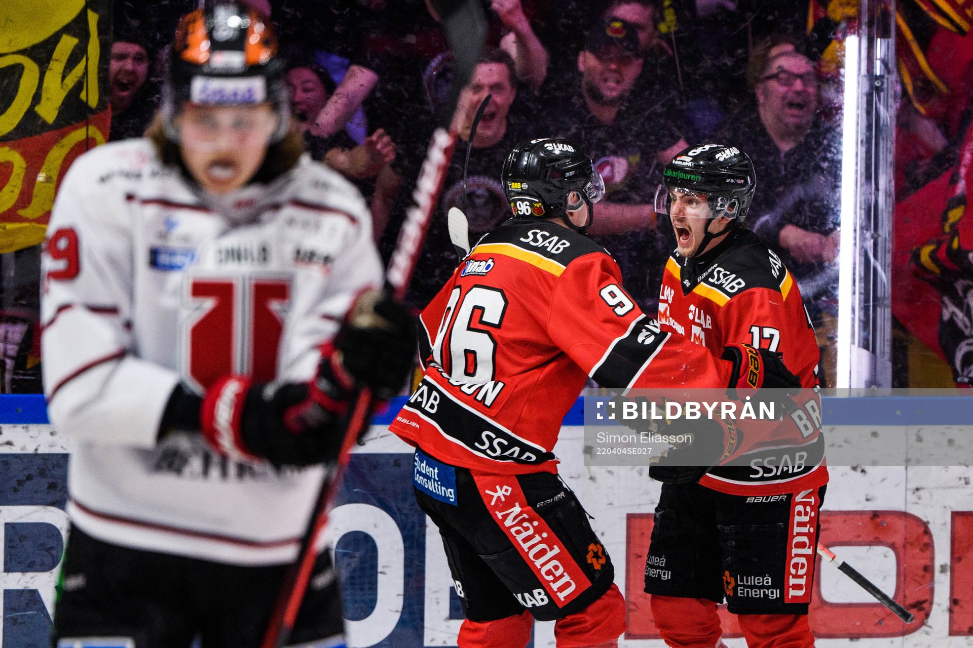 Luleås Pontus Andreasson och Isac Brännström jublar