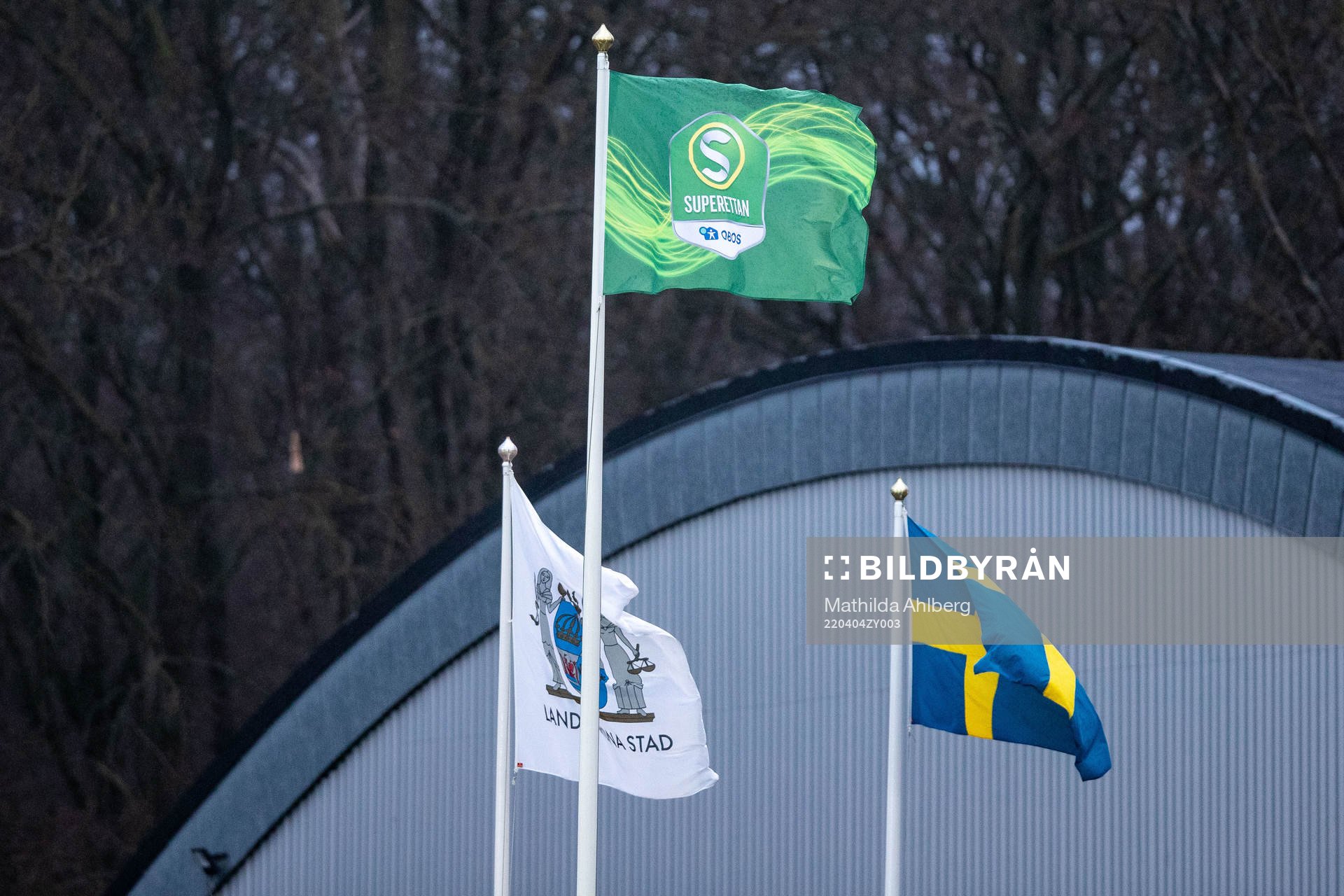 En flagga med Superettan logga