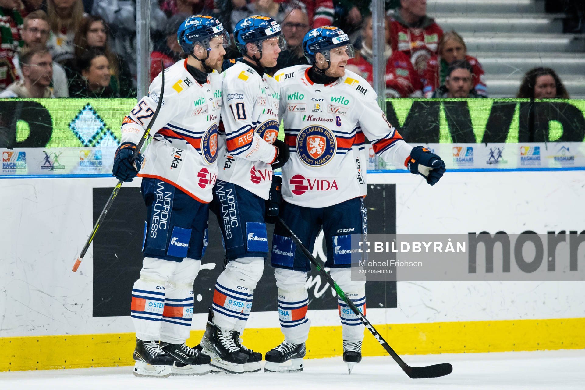 Växjös Richard Gynge (mitten) jublar ihop med Arvid