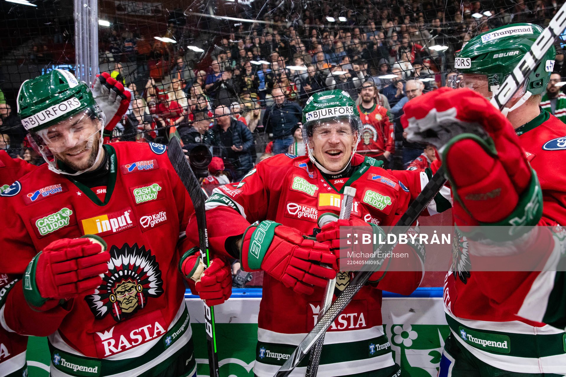 Frölundas Stefan Elliot jublar med Max Friberg