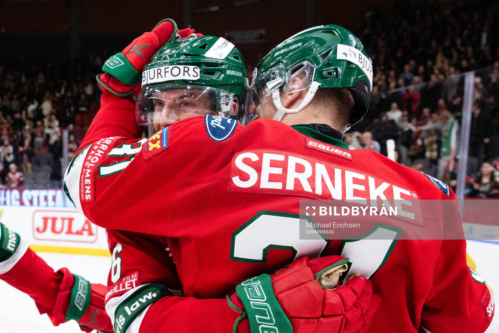 Frölundas Stefan Elliot omfamnas av Nicklas Lasu