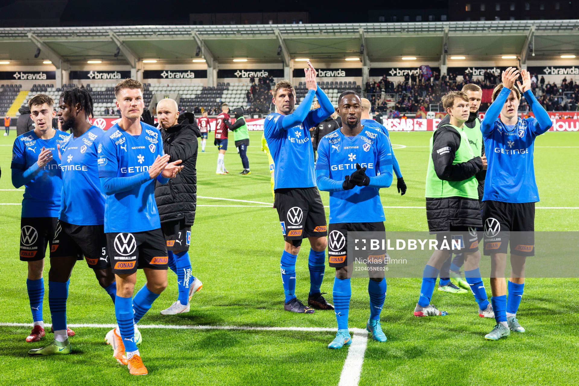 Halmstads spelare tackar publiken efter fotbollsmatchen i Superettan mellan Örgryte och Halmstad den 5 april 2022 i Göteborg. 