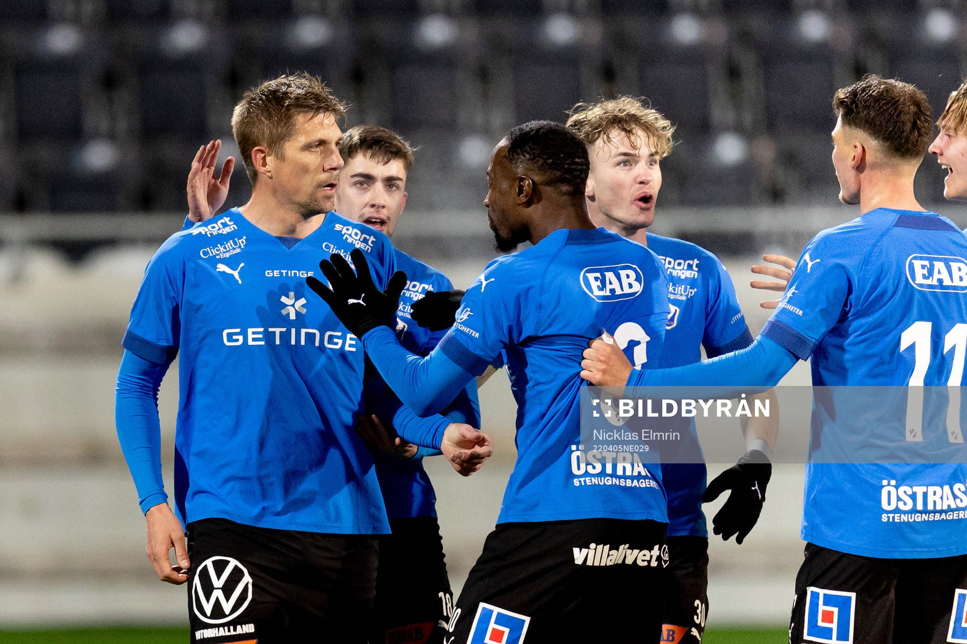 Halmstads Mikael Boman, Erik Ahlstrand, Sadat Karim, Alexander Johansson och Samuel Kroon jublar efter 2-2 målet under fotbollsmatchen i Superettan mellan Örgryte och Halmstad den 5 april 2022 i Göteborg.