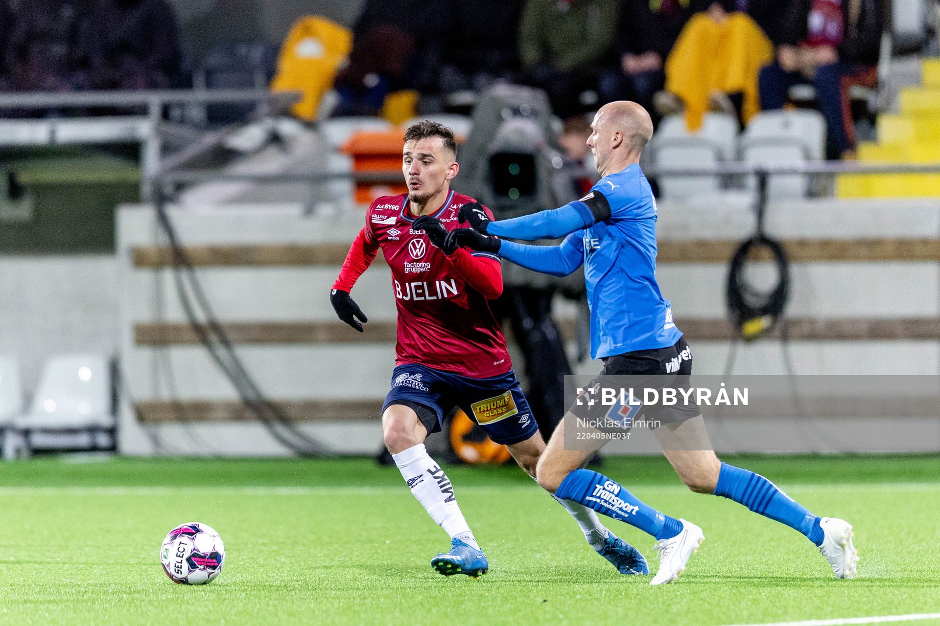 Örgrytes Ajdin Zeljkovic mot Halmstads Andreas Johansson
