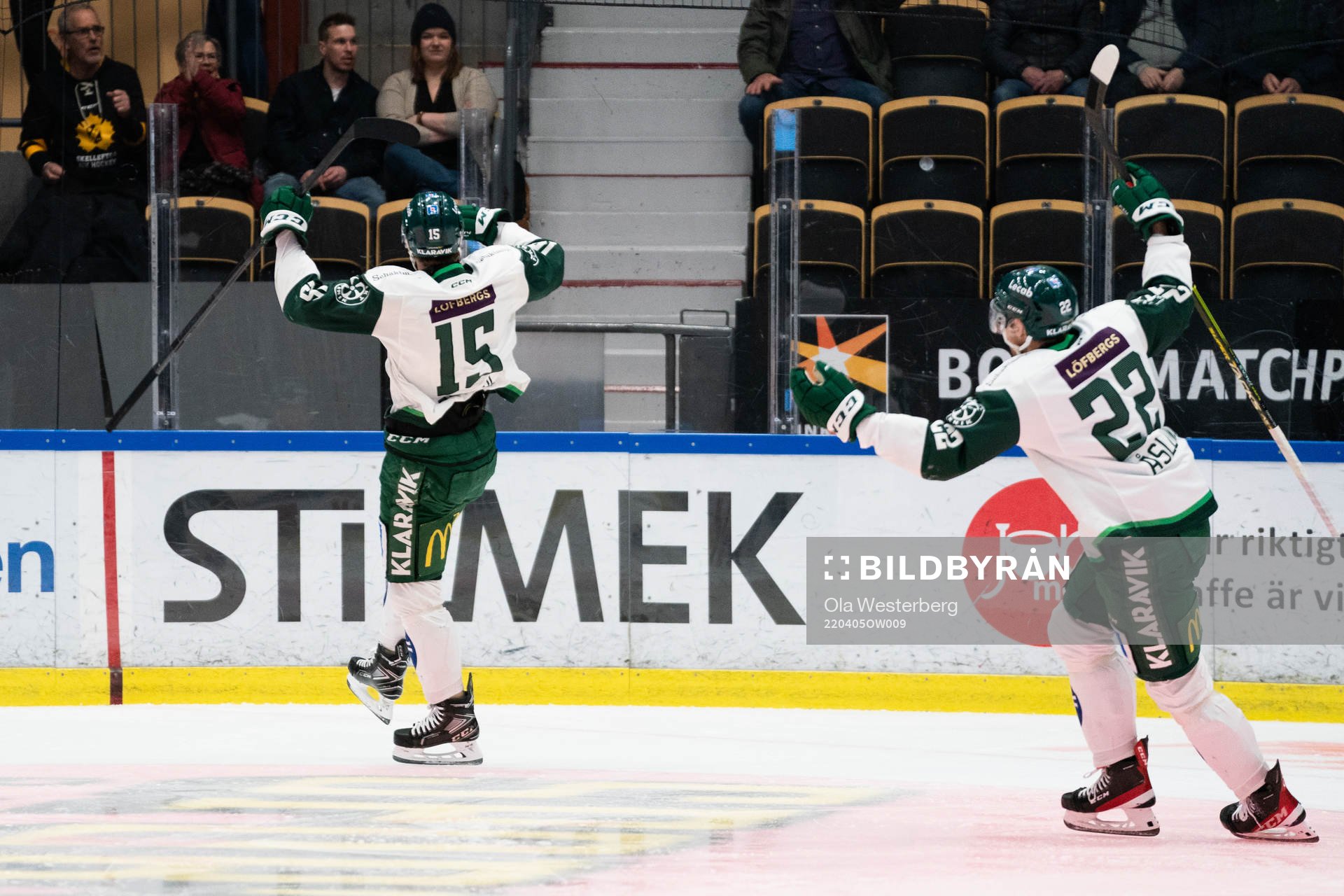 Färjestads Gustav Rydahl och Per Åslund jublar