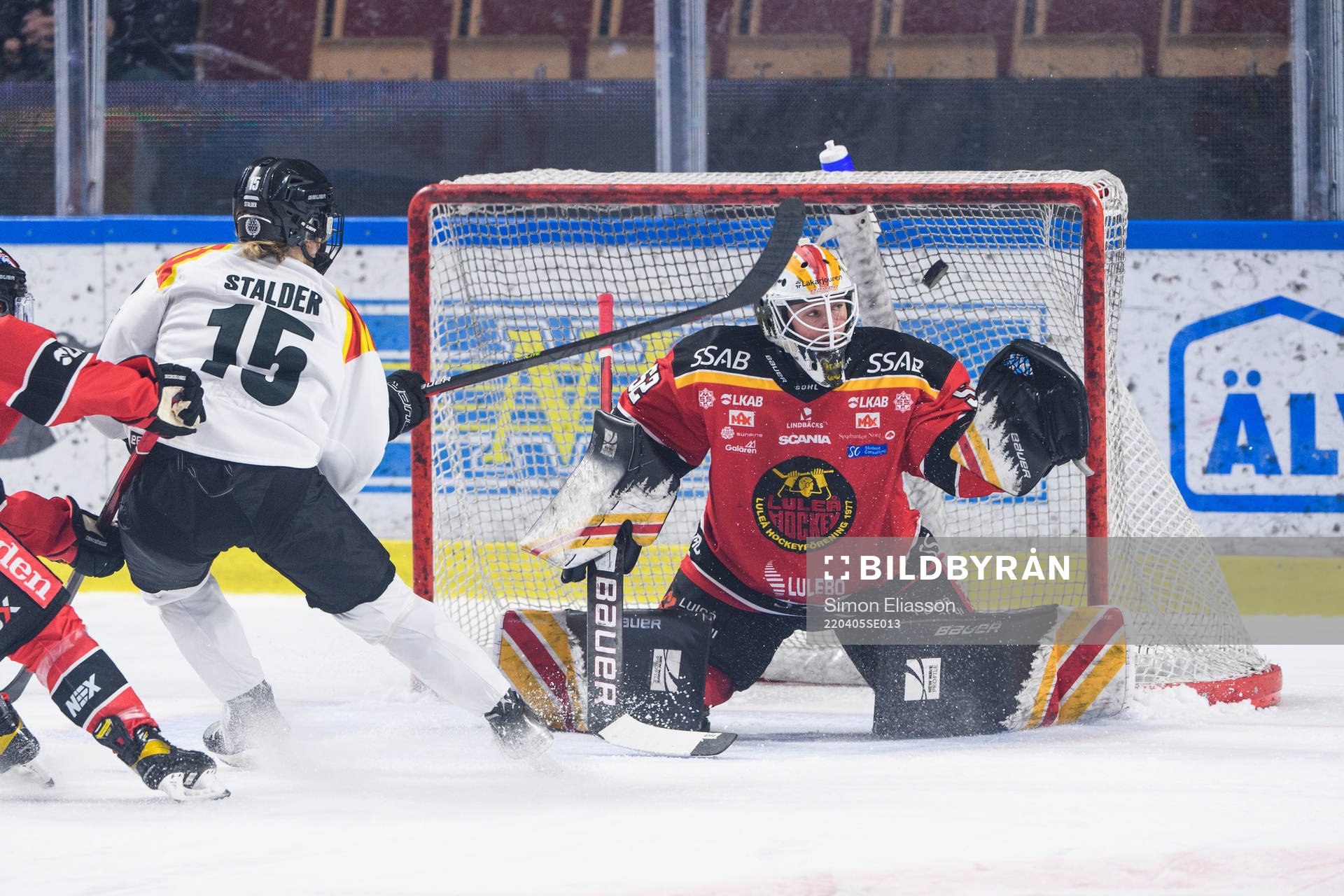 Brynäs Lara Stalder gör 1-1 på Luleås Sara Grahn