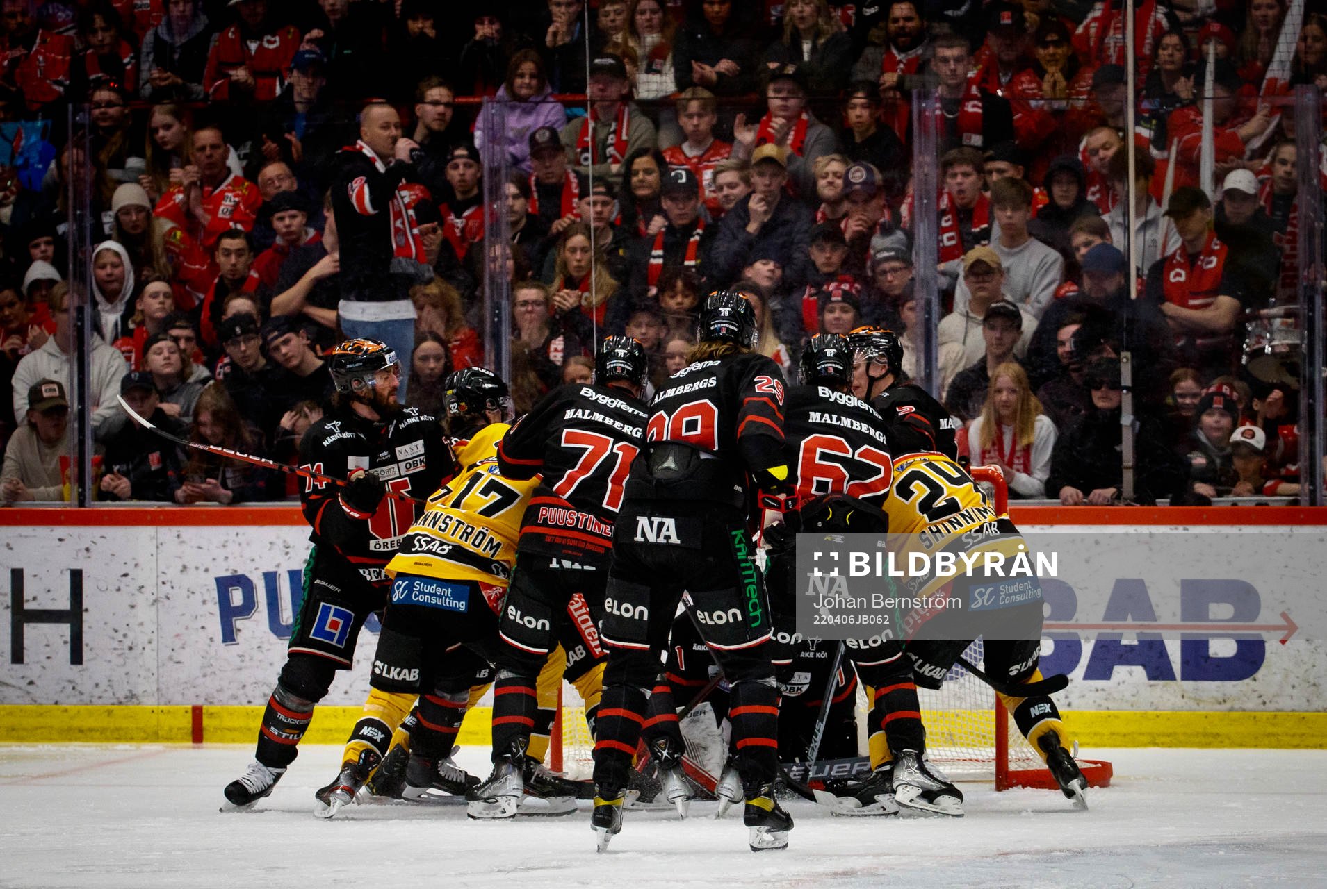 Örebros Gustav Backström och målvakt Jhonas Enroth och