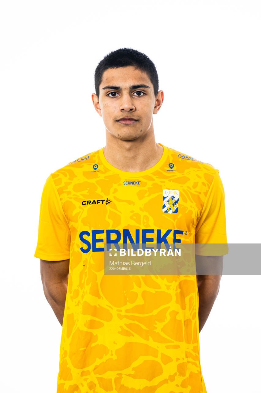 Målvakt Gustav Lillienberg under en porträttfotografering med IFK Göteborg den 6 april 2022 i Göteborg. 