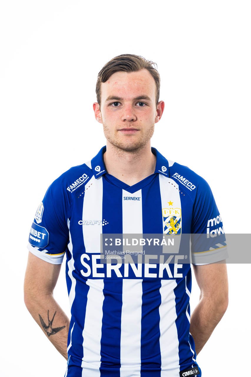 Tim van Assema under en porträttfotografering med IFK Göteborg den 6 april 2022 i Göteborg. 