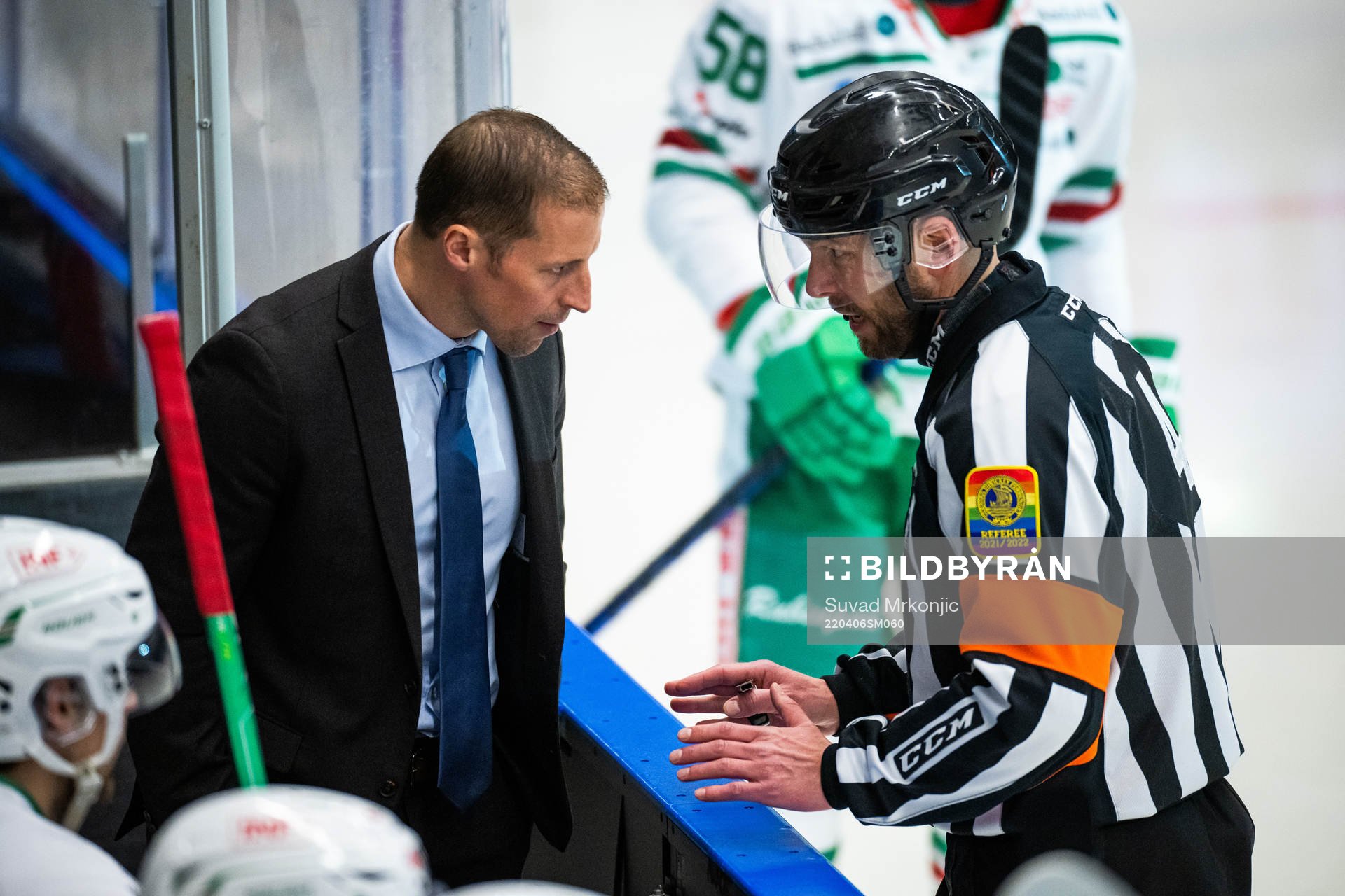 Rögles tränare Cam Abbott diskuterar med Domare Marcus