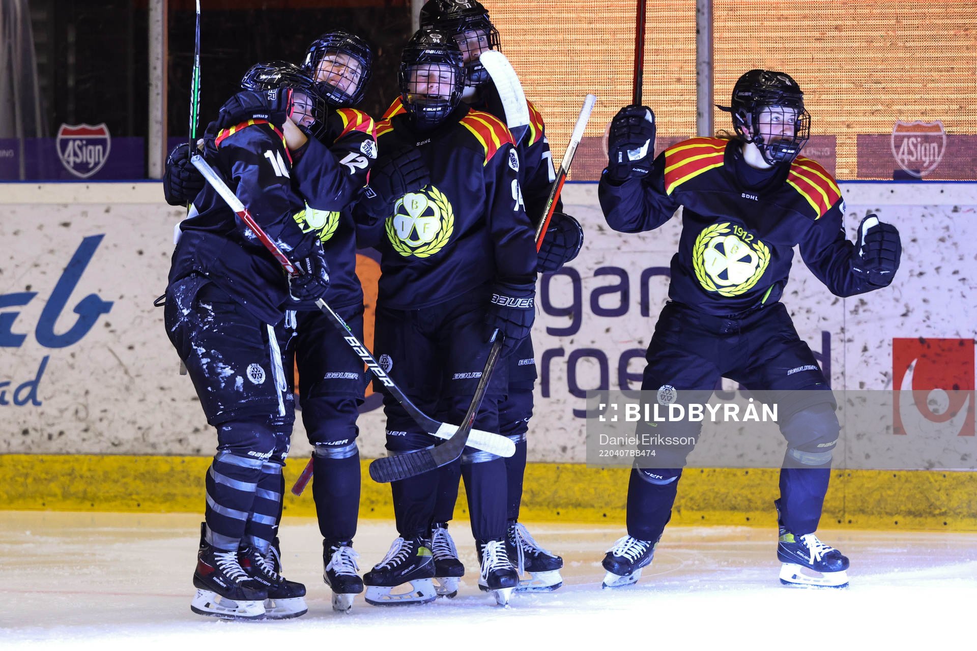 Brynäs Denisa Krizova jublar med lagkamrater