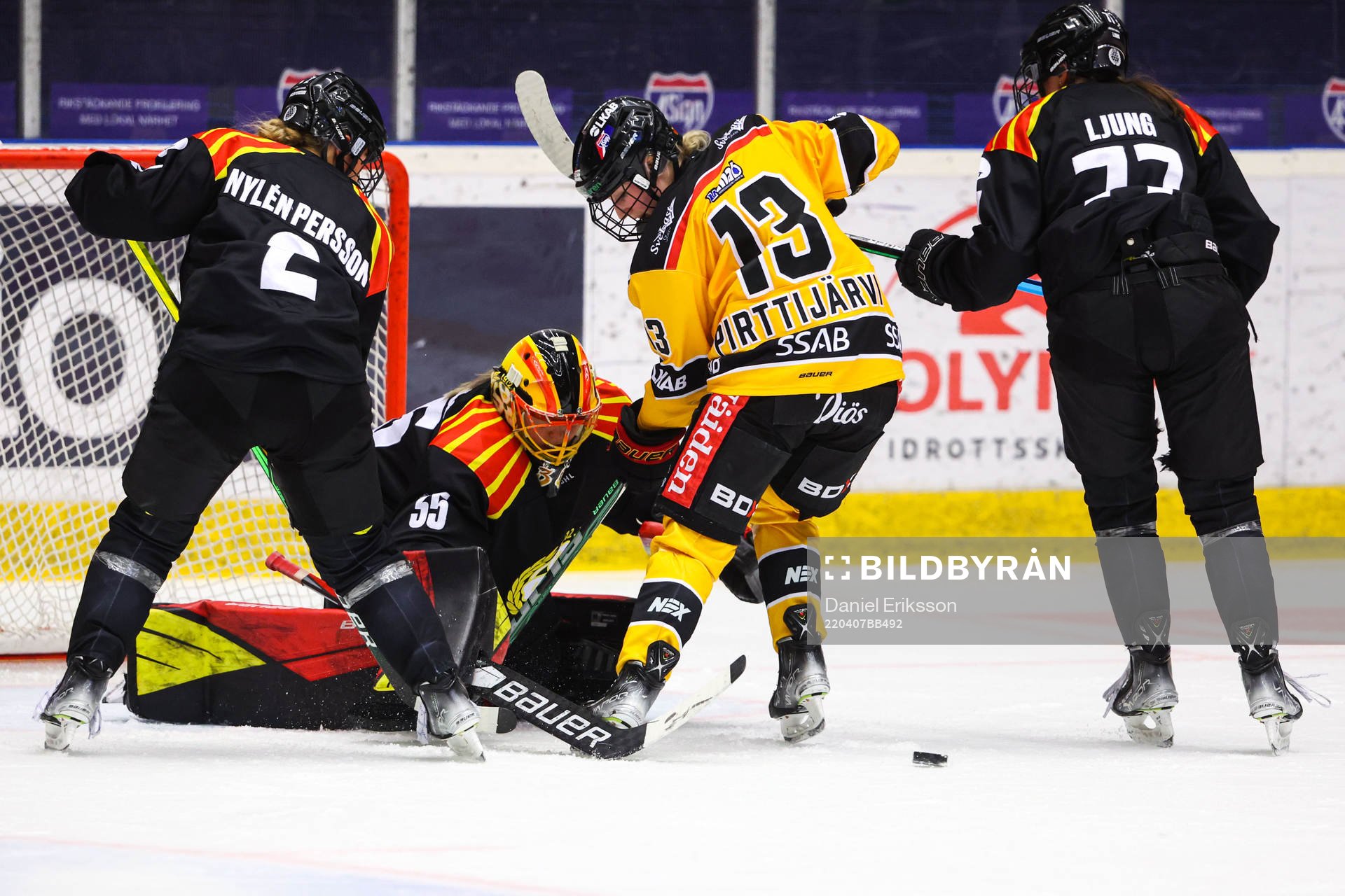 Brynäs Maja Nylén Persson och målvakt Ellen Johnsson mot