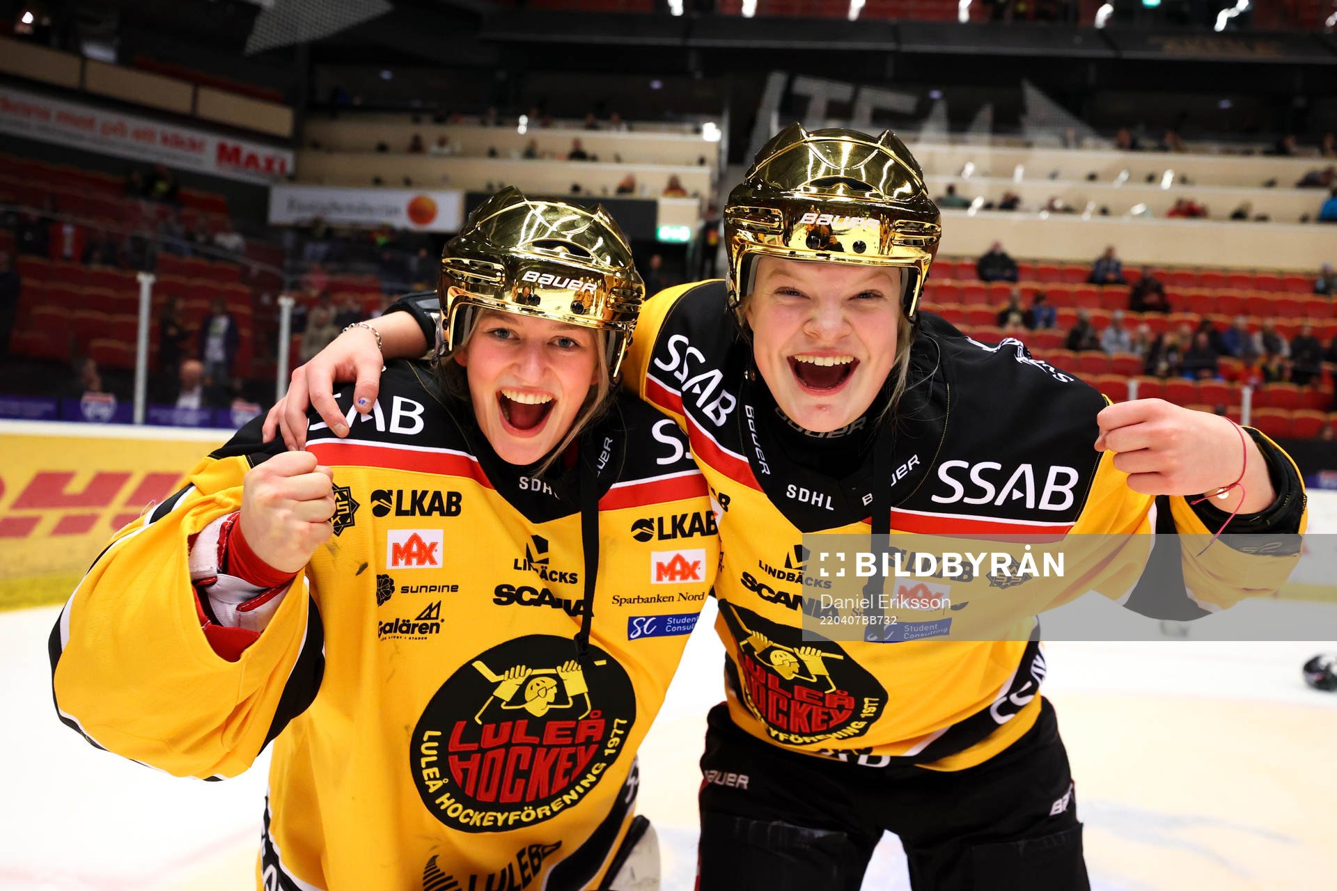 Luleås målvakt Frida Axell och Astrid Lindeberg jublar