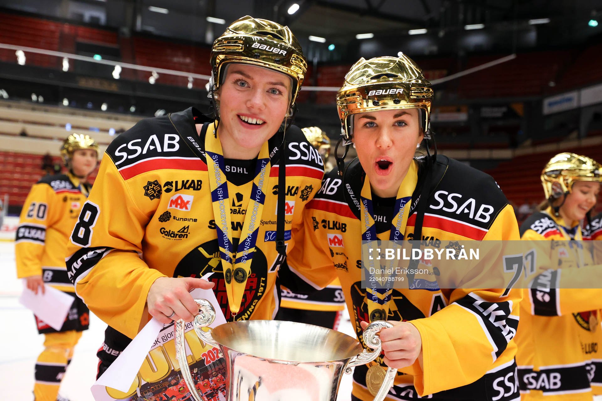 Luleås Ronja Savolainen och Anna Kjellbin jublar