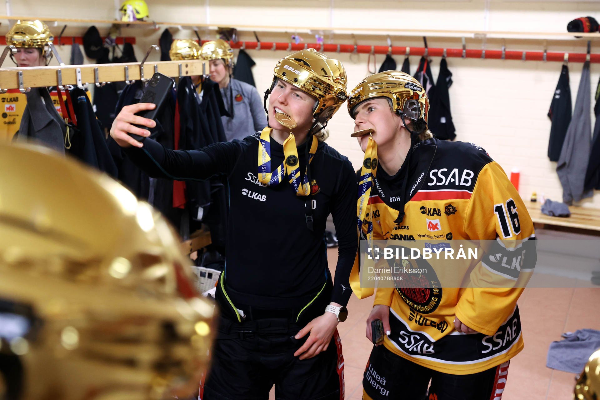 Luleås Noora Tulus och Petra Nieminen jublar
