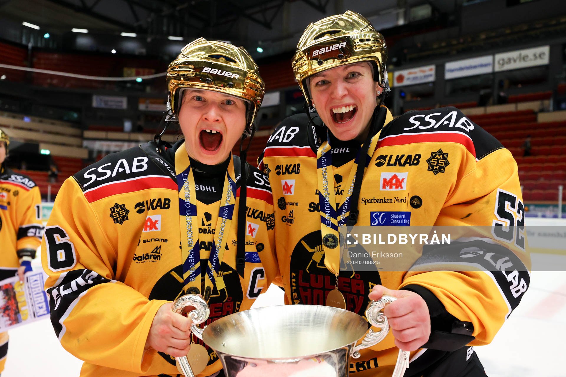 Luleås Jenni Hiirikoski och målvakt Sara Grahn