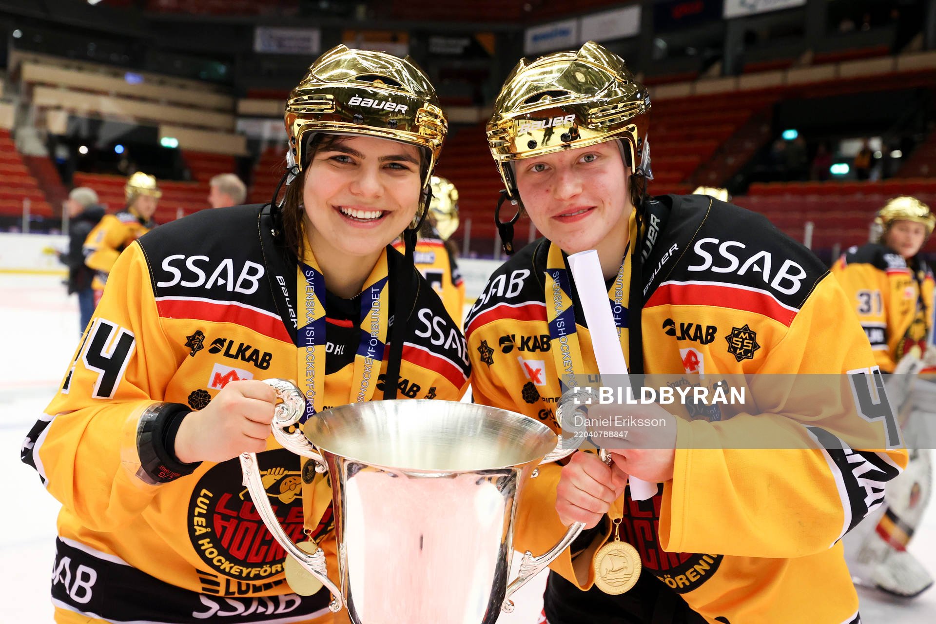 Luleås Noemi Ryhner och Viivi Vainikka jublar