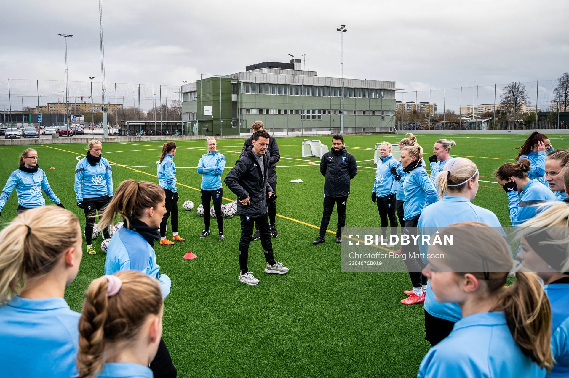 Tränare Fredrik Jahnfors instruerar spelarna