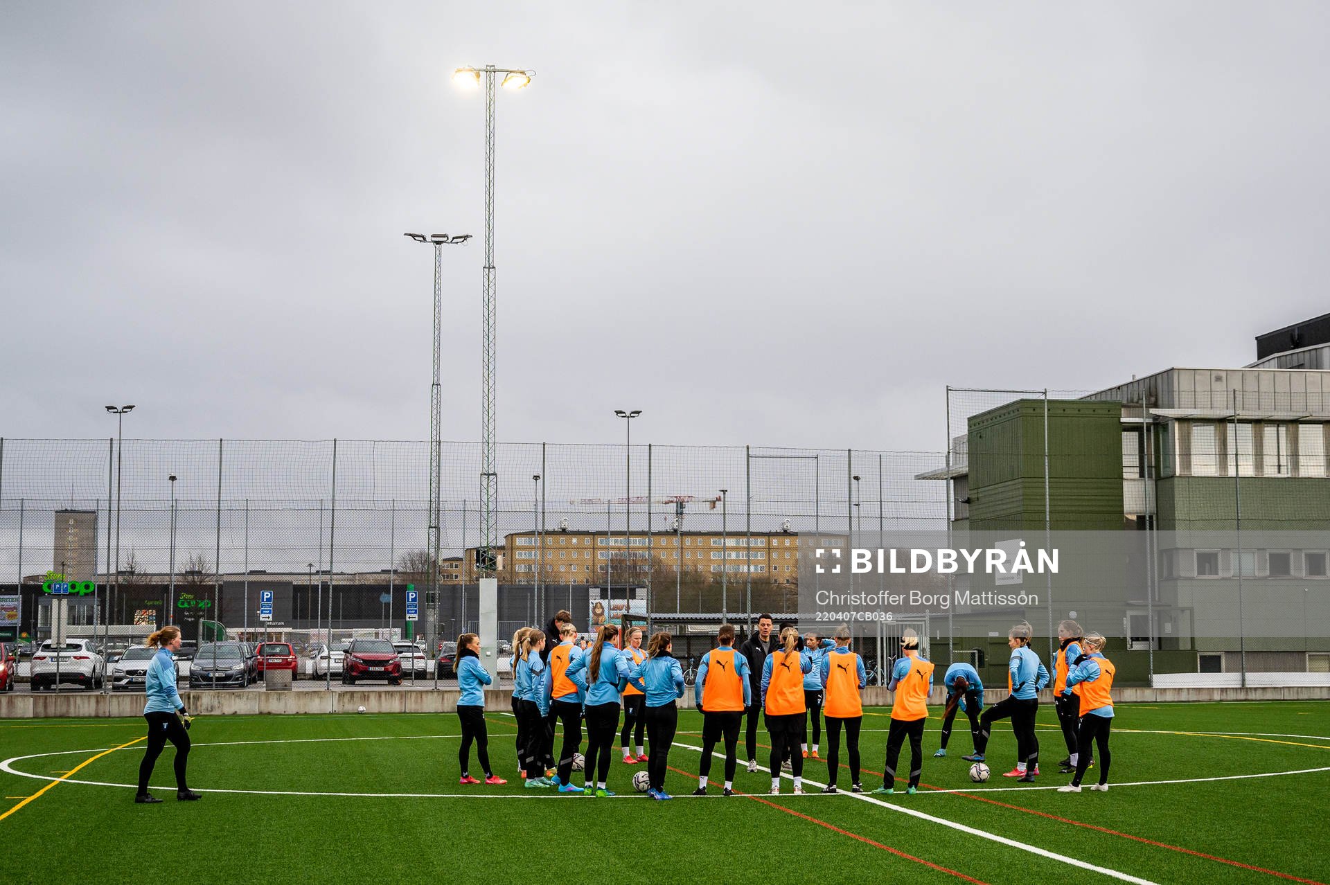 Tränare Fredrik Jahnfors instruerar spelarna