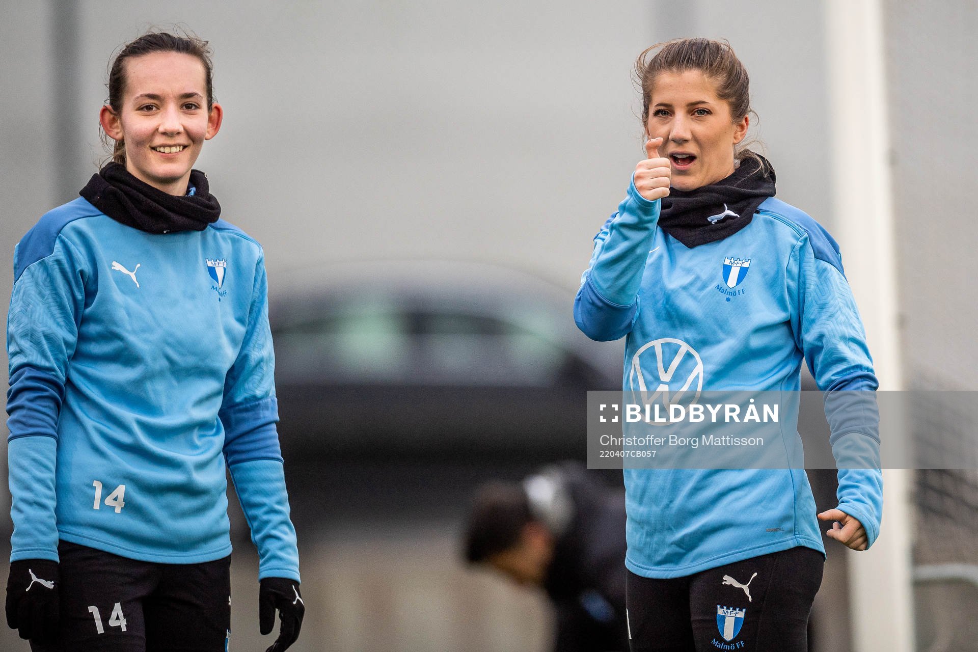Martina Sutalo och Lovisa Wifvesson under en fotbollsträning med Malmö FF Dam den 7 april 2022 i Malmö. 