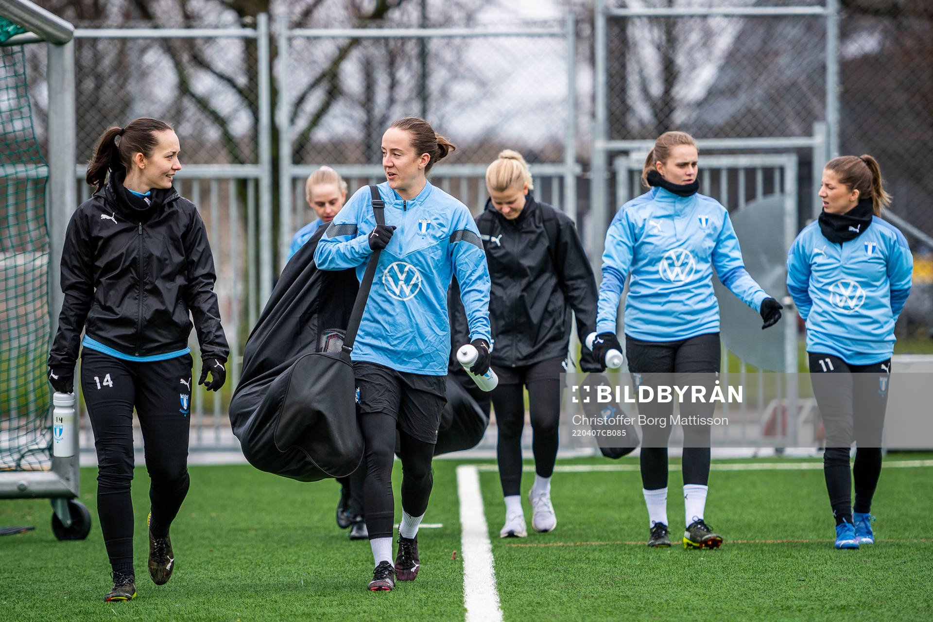 Martina Sutalo och Anna Plantin anländer till träningsplanen tillsammans med lagkamrater inför en fotbollsträning med Malmö FF Dam den 7 april 2022 i Malmö.