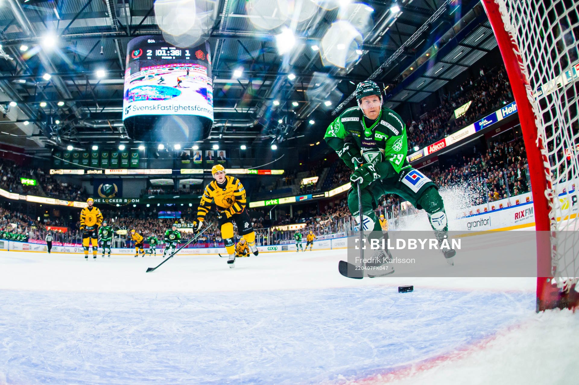 Färjestads Patrik Lundh skjuter 3-1 i tom bur